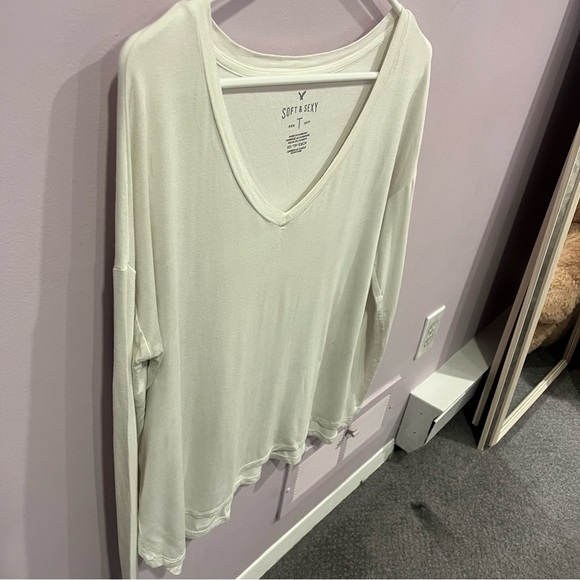 American Eagle White Soft & Sexy White Long Sleeve V Cut Shirt - Picture 5 of 8